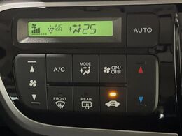 【オートエアコン】一度お好みの温度に設定すれば、車内の温度を検知し風量や温度を自動で調整。暑い…寒い…と何度もスイッチ操作をする必要はありません。快適な車内空間には必須の機能ですね♪