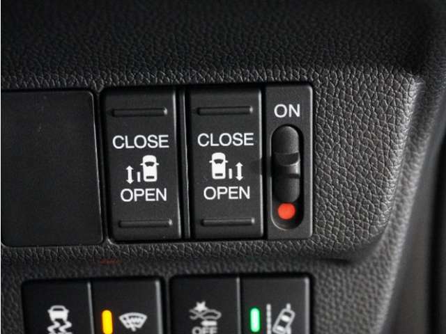 【両側電動パワースライドドア】運転席のスイッチやスマートキーのボタンから開閉が可能です！狭い駐車場でのお子様の乗り降り、お年寄りにも便利で優しい電動機能付きです。