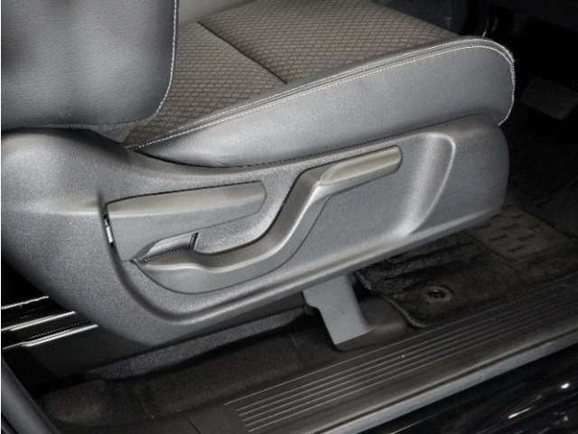 ◆シートハイトアジャスター◆運転席を上下に高さ調節ができます！運転ポジションを体格に合わせてシート調整できます。