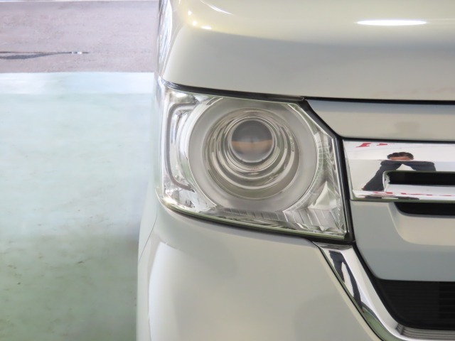 LEDヘッドライトは、点灯の瞬間から最大光量を発揮し、突然暗くなるトンネルなどでの安定感を高めます。