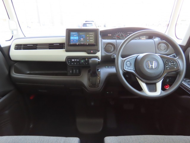 インパネシフトで足元スッキリ！運転席もゆったりしているのでゆとりを持って運転できます。