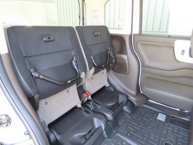 リアシートの座面をはねあげれば、横倒し出来ない背の高い荷物も載せられます。多彩なシートアレンジ！
