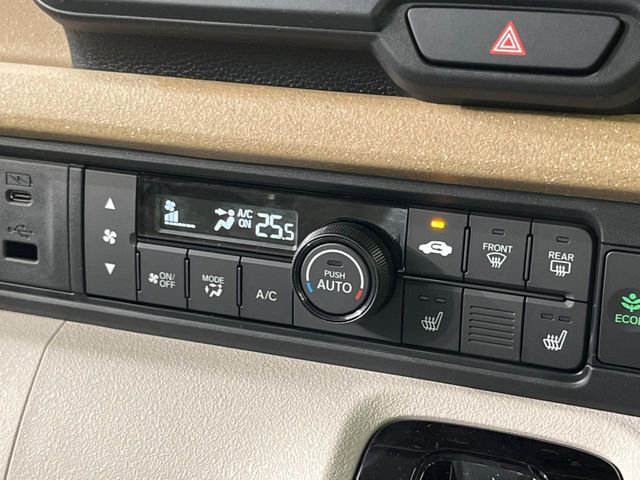 【オートエアコン】一度お好みの温度に設定すれば、車内の温度を検知し風量や温度を自動で調整。暑い…寒い…と何度もスイッチ操作をする必要はありません。快適な車内空間には必須の機能ですね♪