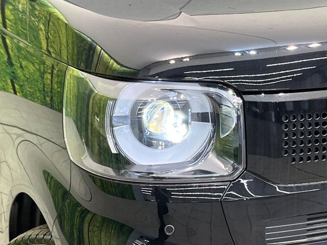 【LEDヘッドライト】悪天候や夜間走行時も良好な視界を確保し安心して運転できる高輝度LEDヘッドライトを装備！点灯速度が早く、消費電力も抑えられています。