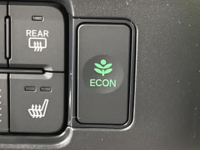 【シートヒーター】寒い日に重宝するシートヒーター！エアコンより早く温まってくれるので寒がりの人も安心ですね♪エアコンの温風は乾燥するから苦手、という方にもをおすすめです。