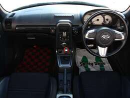 すっきりとしたコペンらしいデザインのダッシュ回り！フロントビューの視認性もよく運転しやすいと思います★