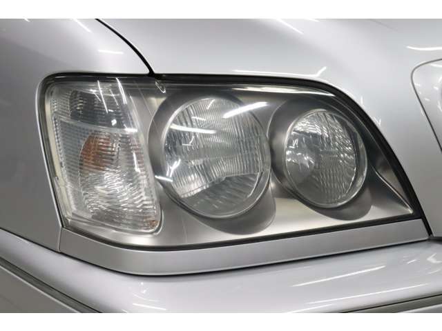 ディスチャージヘッドランプ標準装備です。ヘッドライトレンズは磨いてコーティング施工してあります！