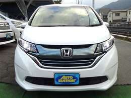 安心安全なホンダセンシングを搭載した装備満載なフリードがお値打ち価格で登場です！見逃せない装備が満載なお車です！お支払総額にて車検整備2年付に2年又は3万キロの無料保証付きで安心でお得です！！