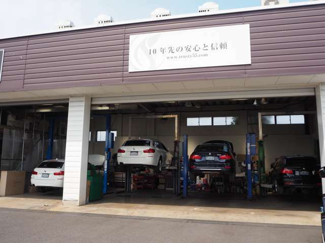 自社認証工場完備！（自動車分解整備業2-6030）リフト4基！本社には鈑金工場も併設されております！DAS診断機含めアナライザー診断機も4機保有しております！認証工場での責任ある作業をお約束致します！