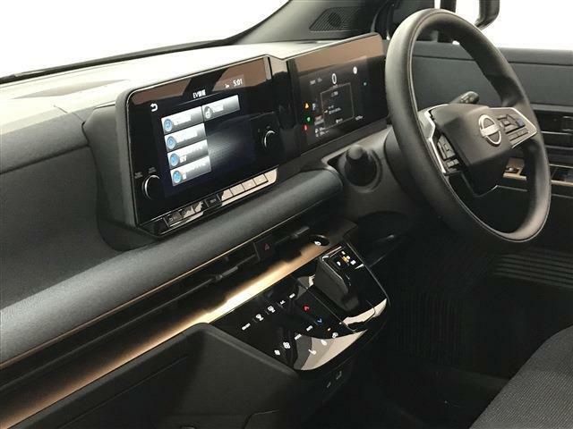 運転席からの視線移動を軽減するためにメーターとモニターの2つのディスプレイを水平方向にレイアウトした統合型インターフェースディスプレイを採用。
