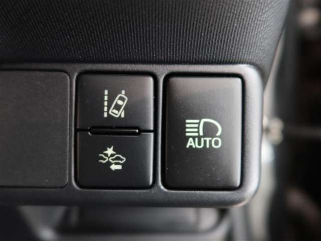オートマチックハイビームとは、先行車や対向車のライトを認識し、ハイビームとロービームを自動で切り替える機能です。夜道の視界を確保します。詳細は販売店スタッフまでおたずねください。