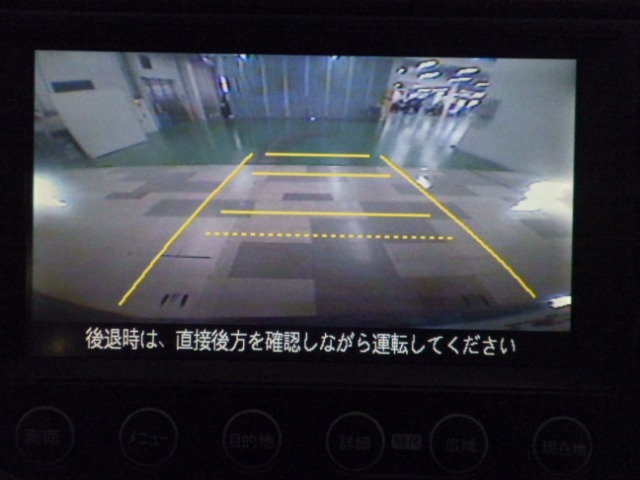 【バックカメラ】運転が苦手な方も車庫入れラクラクです！ギアをリバースに入れれば自動的にモニターが切り換わりますので、面倒な操作は不要です。狭い駐車場もお車を傷つけず安心です！