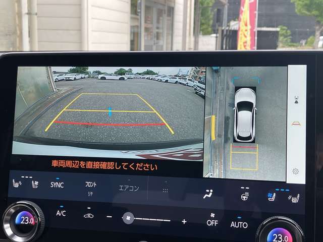◆パノラミックビューモニター◆車両の前後左右に搭載したカメラから取り込んだ映像を合成し、車両を上から見たような映像を表示。前後コーナーセンサーも装備で、安心して駐車できます。