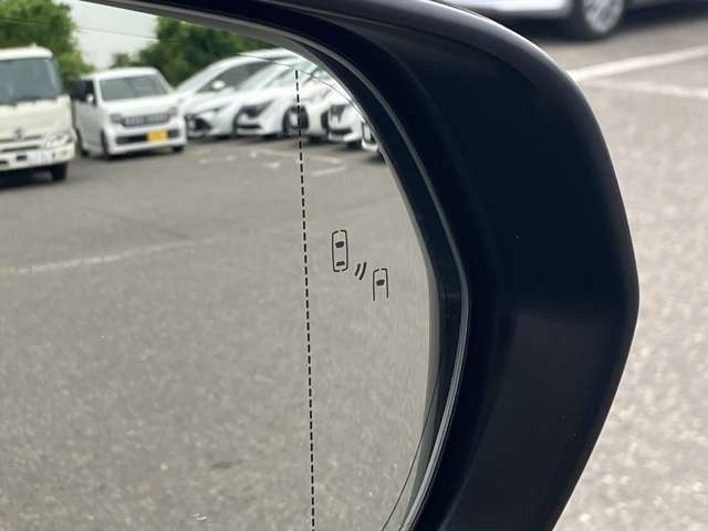 ◆ブラインドスポットモニター◆後側方エリアに存在する車両に加え、接近してくる車両も検知。ドアミラー内のインジケーターが点灯・点滅し注意を喚起します。