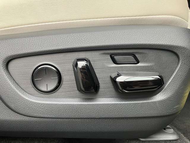 ◆運転席ポジションメモリー機能付きパワーシート◆3名分のシートポジションを記憶してくれます。