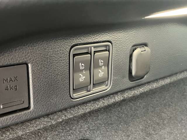 ◆リアシート電動格納機能◆荷物の数や大きさに合わせてスペースを拡大する際には、ラゲッジルーム内のスイッチ操作により後席シートバックの格納・引き起こしが可能です。