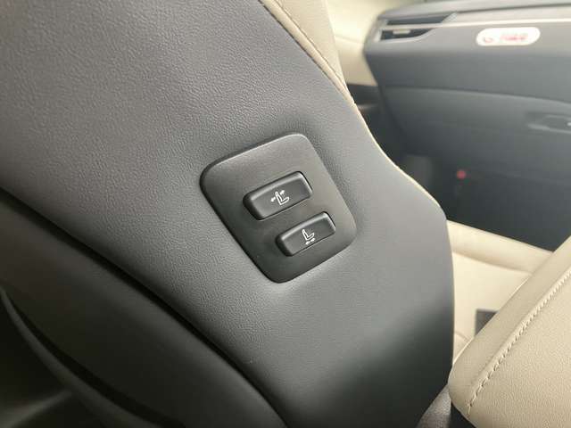 運転席から助手席のシートスライド＆リクライニングができるスイッチが付いています。