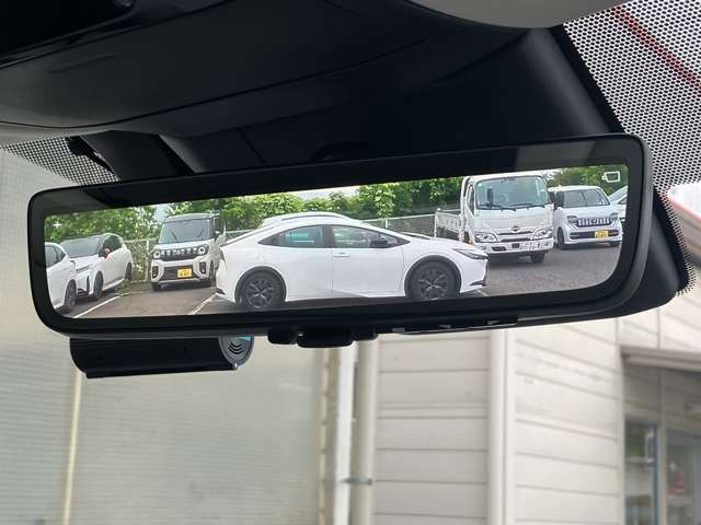 ◆デジタルインナーミラー◆車両後方カメラの映像をミラーのディスプレイに表示することで、後席の乗員やヘッドレストに遮られることなく、後方の安全確認が可能です。レバー操作で鏡面ミラーにも切り替え可能です。