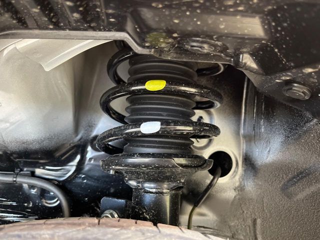 お車を安心してお乗りいただく為には、足回りの定期点検が欠かせません。サービスサポート（有償保証）では無料点検もご提供しており、安心のカーライフをお過ごしいただけるサポート体制が整っています。