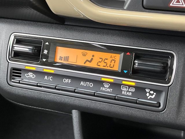 【オートエアコン】一度お好みの温度に設定すれば、車内の温度を検知し風量や温度を自動で調整。暑い…寒い…と何度もスイッチ操作をする必要はありません。快適な車内空間には必須の機能ですね♪
