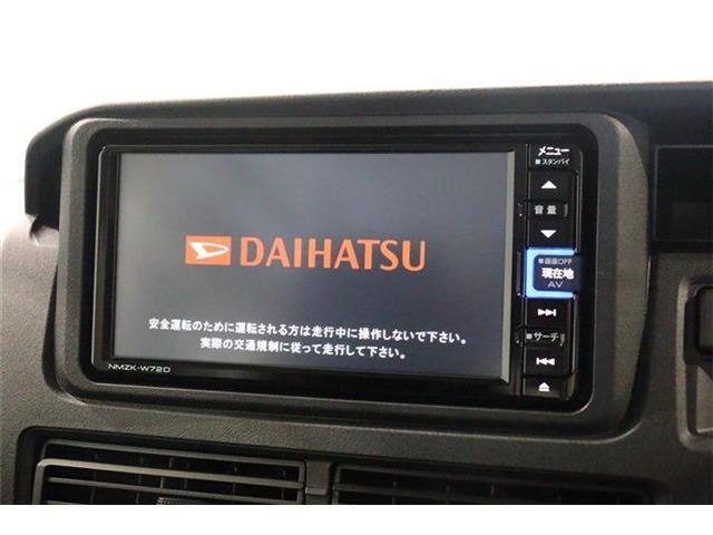 メモリーナビです！純正ナビは機能も見た目も良いですよ！