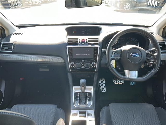 コックピット内の全体像です。運転席・助手席付近の様子を掲載しております♪