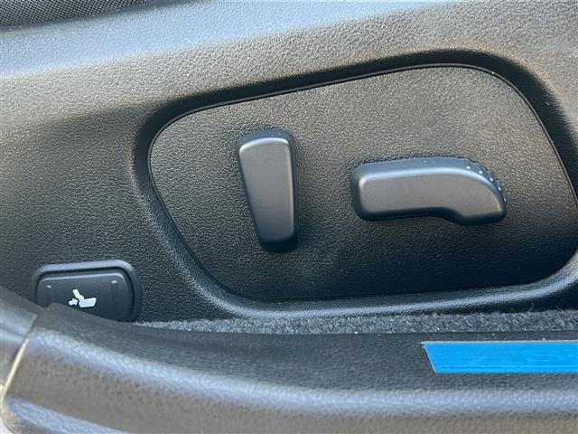 運転席のシートはきれいでゆったりしています。ゆったりとした空間で座り心地の良い椅子です。