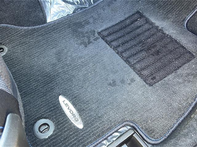 フロアマット標準装備。車内を清潔に保ちます。