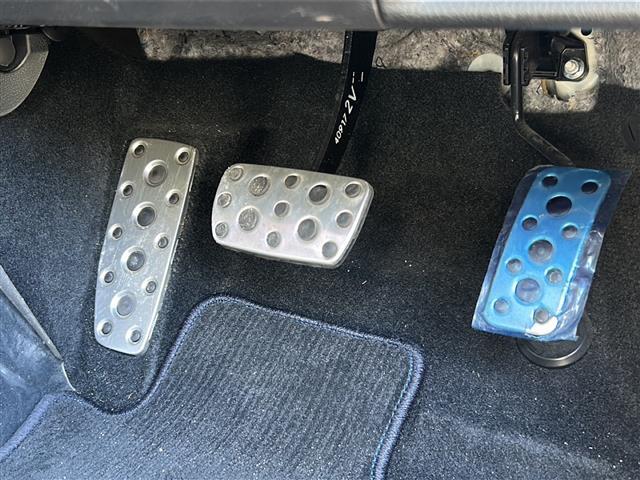 【アクセル・ブレーキペダル】車内クリーニングをご利用いただくとペダルもピカピカに！