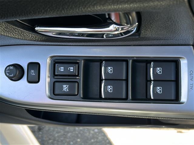 【パワーウィンドウ】運転席についている窓のスイッチは各窓の開閉をボタン一つで行うことができます。