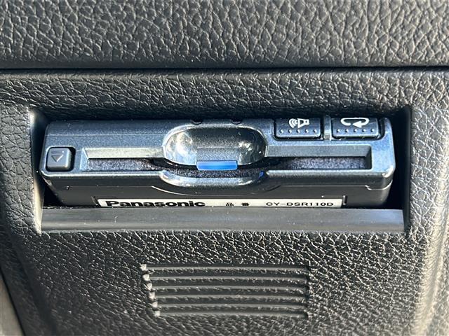 高速道路や有料道路の料金所ゲートで、自動車や自動二輪に搭載した車載器と無線通信を行い、車種や通行区間を判別して認証や決済を行うシステムです。