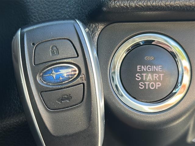 【スマートキー】キーをポケットやバックに入れたまま車のドアの解錠・施錠、エンジンのON/OFFが行えるキーのことです。