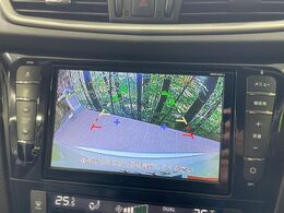 【バックカメラ】駐車時に後方がリアルタイム映像で確認できます。大型商業施設や立体駐車場での駐車時や、夜間のバック時に大活躍！運転スキルに関わらず、今や必須となった装備のひとつです！