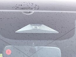 【ホンダセンシング】走行中に前方の車両等を認識し、衝突しそうな時は警報とブレーキで衝突回避と被害軽減をアシスト。より安全にドライブをお楽しみいただけます。