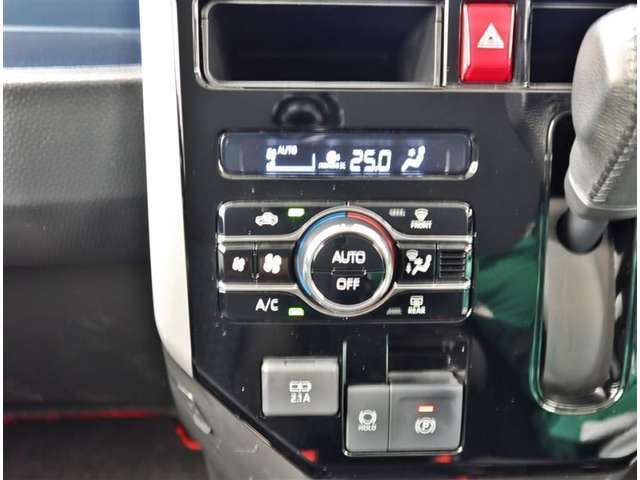 オートエアコンを装備しておりますので、四季を通じて車内を快適な温度に保つことが出来ます！高級感が有りますね！