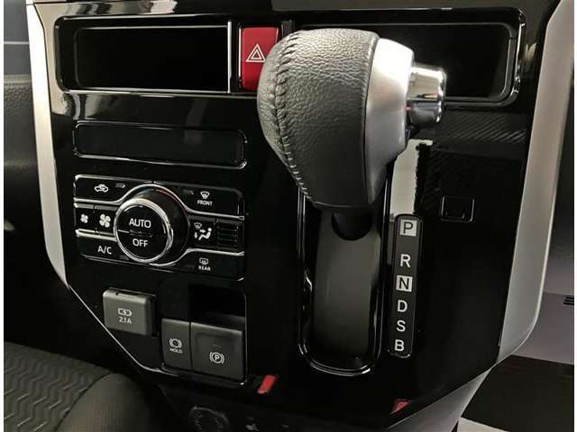 こちらのシフトは、車両にマッチしたデザインになっています！握りやすく、操作し易い配置になっていますので、いつも触れるシフトだからこそ、大切ですね！