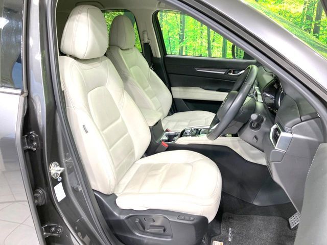 運転席まわりには十分なスペースがあり、大柄な方でもゆったり運転していただける環境です。