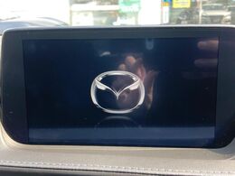 【マツダコネクトナビ】車内の雰囲気にマッチした一体型タイプのナビ。各種車輌設定やBluetooth再生等、様々な機能が楽しめます。直感的なダイヤル操作が可能で、使い勝手も良好です。