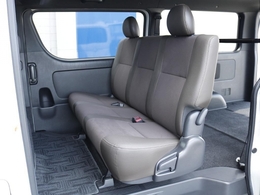 リアシートもダークブラウンのシート♪ 跳ね上げも可能です♪