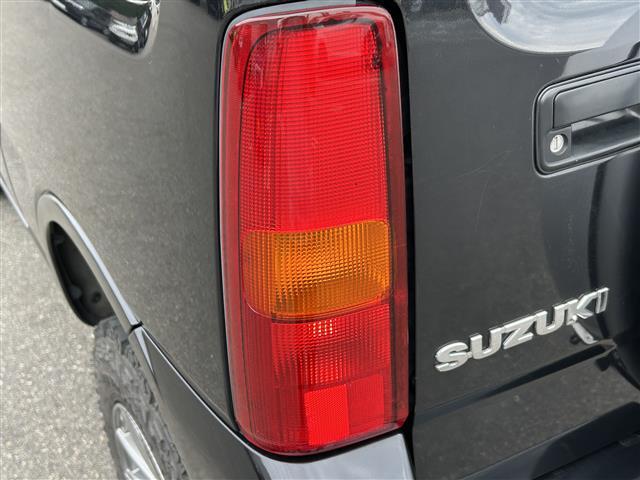 【ヘッドライト】悪天候や夜間走行時も良好な視界を確保し安心して運転できる高輝度LEDヘッドライトを装備！点灯速度が早く、消費電力も抑えられています。