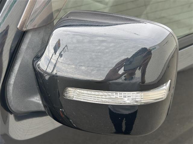 【電動格納ミラー】狭い道や狭い場所に停車させるときに活躍する装備ですね。ボタン一つでドアミラーが格納されます！！