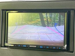 【バックカメラ】駐車時に後方がリアルタイム映像で確認できます。大型商業施設や立体駐車場での駐車時や、夜間のバック時に大活躍！運転スキルに関わらず、今や必須となった装備のひとつです！