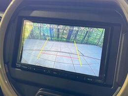 【バックカメラ】駐車時に後方がリアルタイム映像で確認できます。大型商業施設や立体駐車場での駐車時や、夜間のバック時に大活躍！運転スキルに関わらず、今や必須となった装備のひとつです！