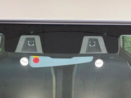 【スズキ　セーフティサポート】走行中に前方の車両等を認識し、衝突しそうな時は警報とブレーキで衝突回避と被害軽減をアシスト。より安全にドライブをお楽しみいただけます。