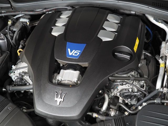 マセラティの100年の歴史が詰まった、3リッターV6ツインターボエンジン　410馬力（カタログ値）。是非店頭でその走りやエギゾーストを、肌で、耳でご体感ください。