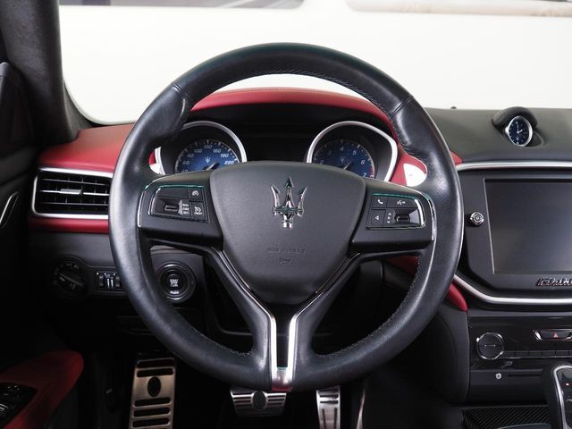 握るものを『興奮』へと導くステアリング。レースで培ったハイパフォーマンスなドライビングを体験。