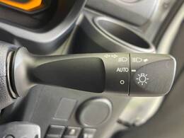 【オートライト】周りの明るさに応じて自動でヘッドライトの点灯・消灯ができる機能です！ライトの付け忘れ・消し忘れなどが無くなり、雨の日や夕方の走行も安心！トンネル通過時も便利ですね♪