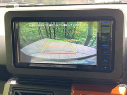 【バックカメラ】駐車時に後方がリアルタイム映像で確認できます。大型商業施設や立体駐車場での駐車時や、夜間のバック時に大活躍！運転スキルに関わらず、今や必須となった装備のひとつです！