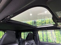 【ガラスルーフ】ガラスルーフ搭載で車内の解放感が一気にアップ！開放的なドライブをお楽しみいただけます。