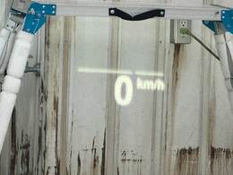 【ヘッドアップディスプレイ】を装備しております。スピードメーターやクルーズコントロールの作動状況が目線を落とさずに確認できます。